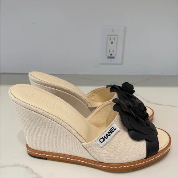 CHANEL Black Floral Women's Slides - Picture 14 of 15